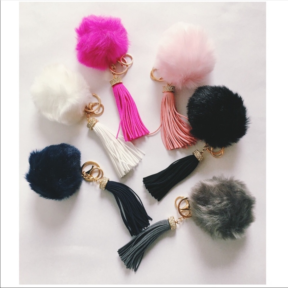 🔥🔥Host Hot Pick🔥🔥. White Faux Fur Keychain